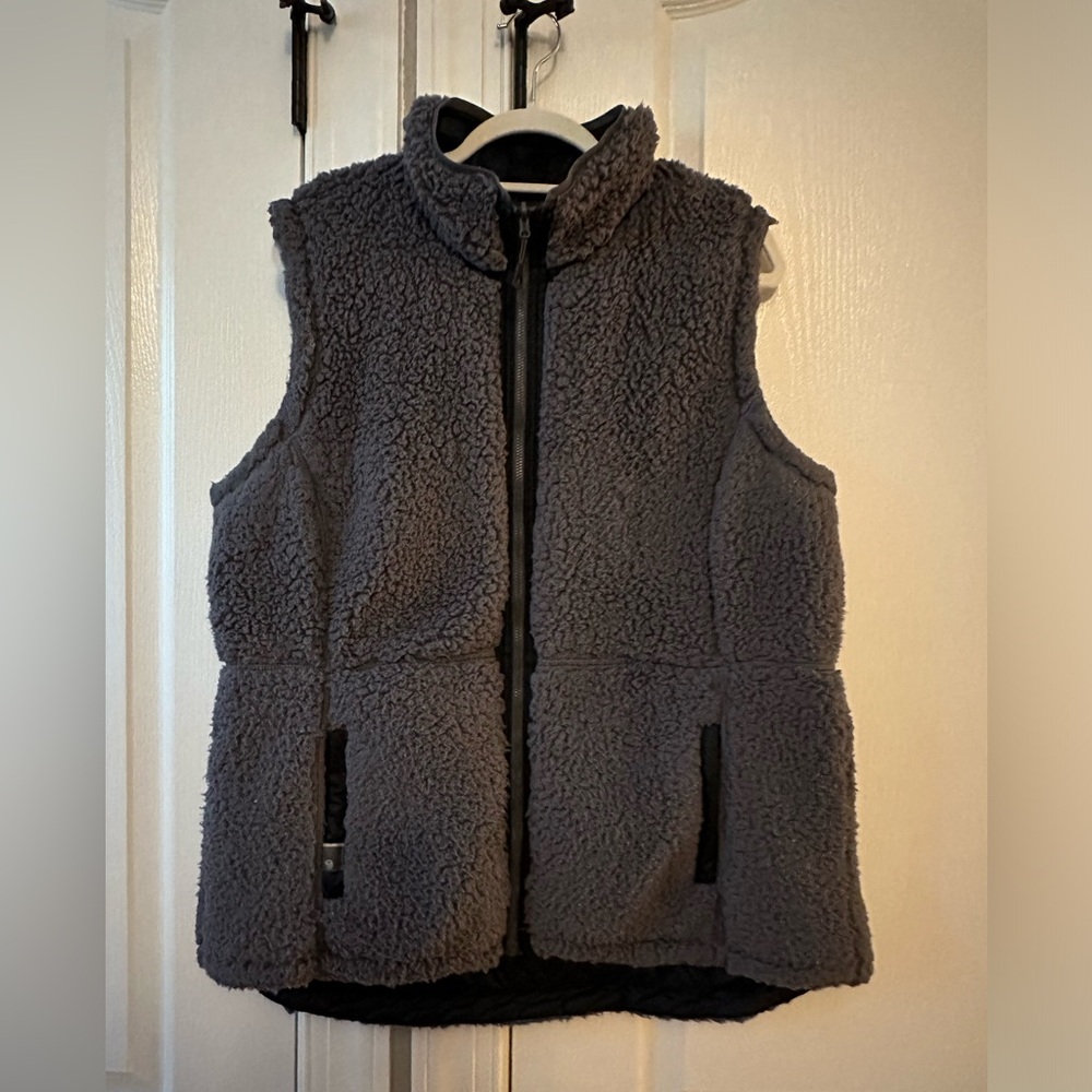 Mountain Hardwear Reversible Vest
Quilted Black/Grey Sherpa, Size L/XL?